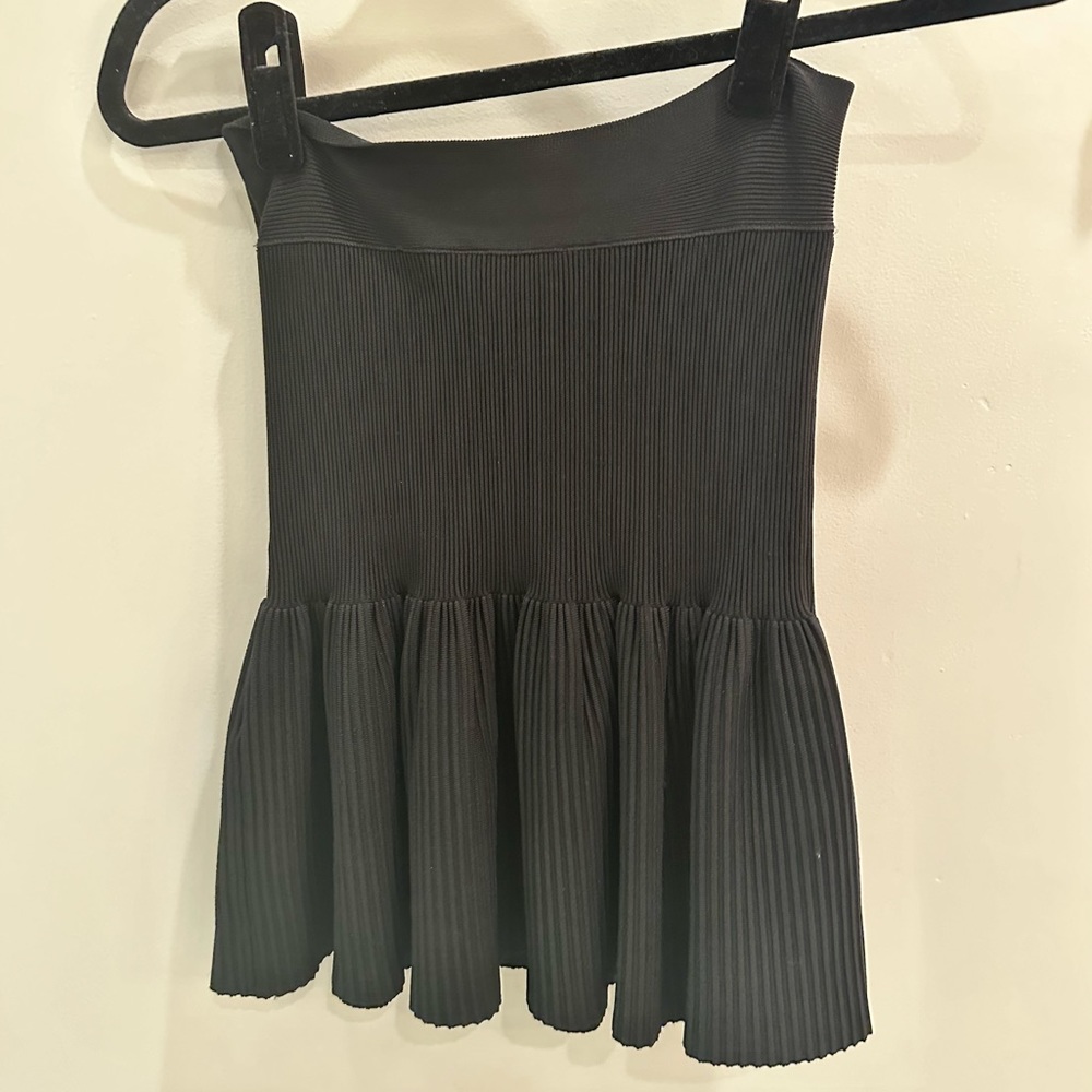 BCBG Maxaxria Blk XS mini skirt. Fitted knit through hips and then A-line.